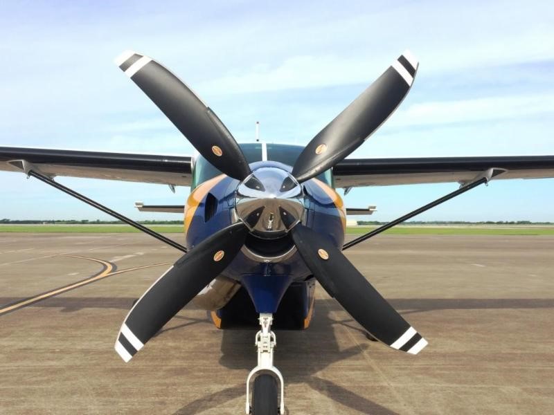 Forward facing aircraft with a 4-blade Hartzell propeller